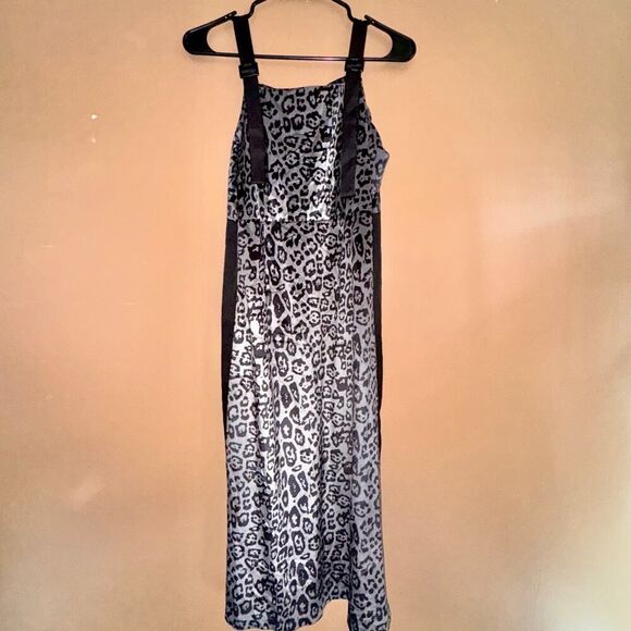 DAZY Women's Black Grey Cheetah Print Velour Shift Dress - Picture 4 of 9